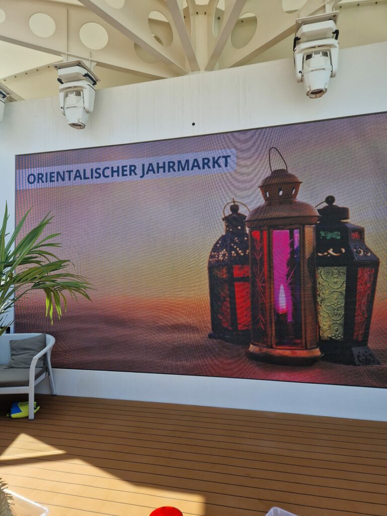 kreuzfahrt-anker_AIDAcosma_Transorient_Oceandeck_orientalischer Jahrmarkt