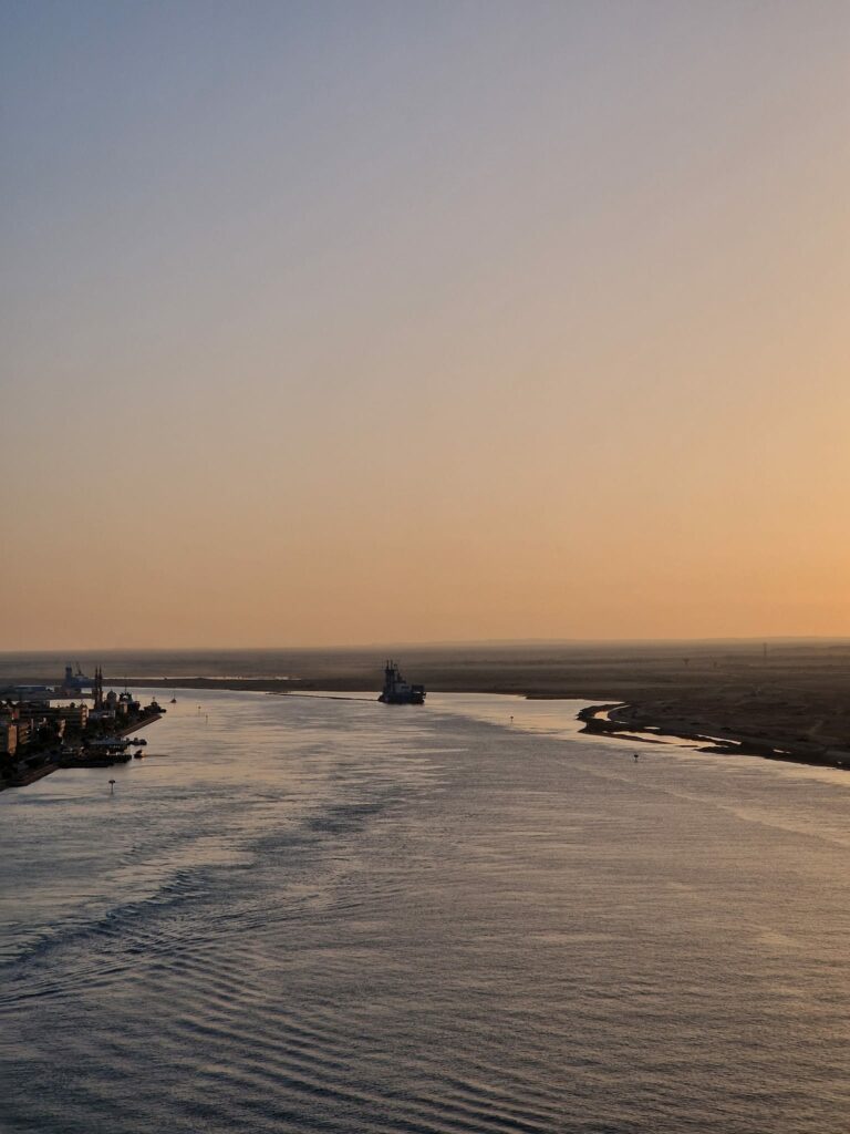 kreuzfahrt-anker_AIDAcosma_Transorient_Suezkanal_Einfahrt