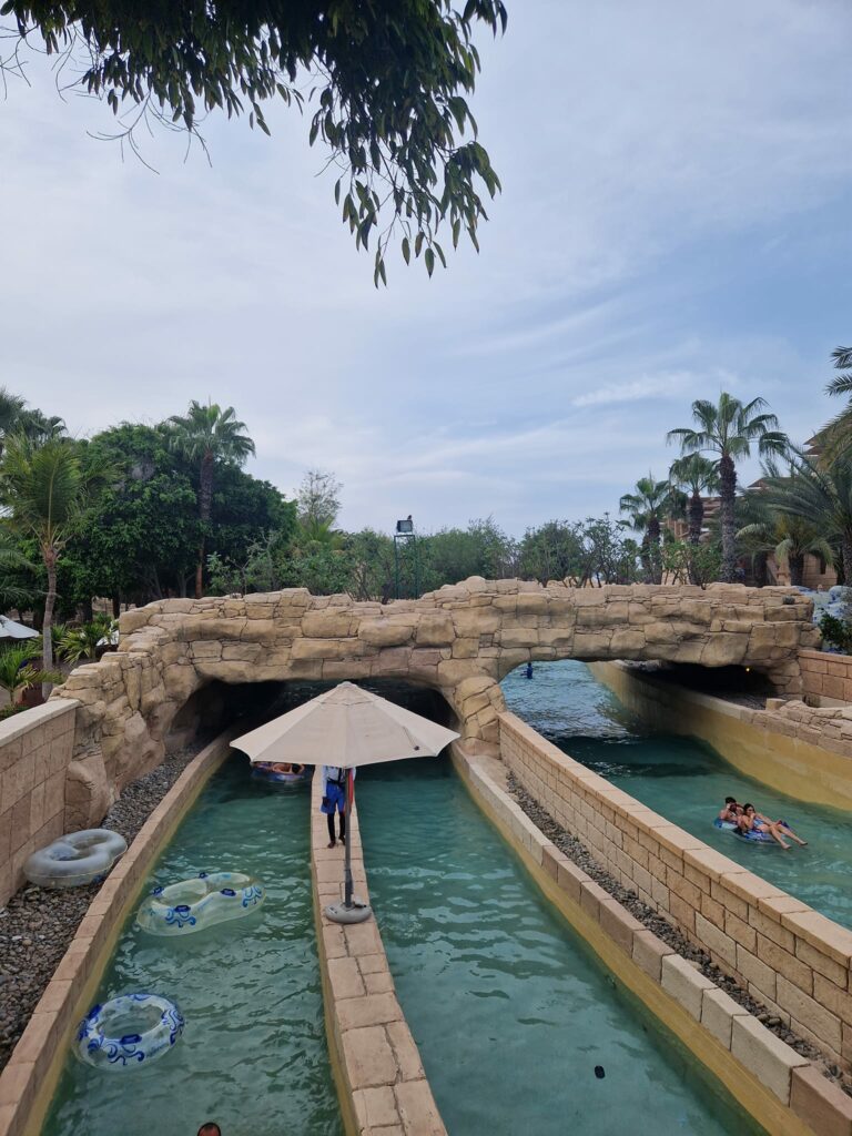 kreuzfahrt-anker_AIDAcosma_Transorient_dubai_atlantis_lazyriver